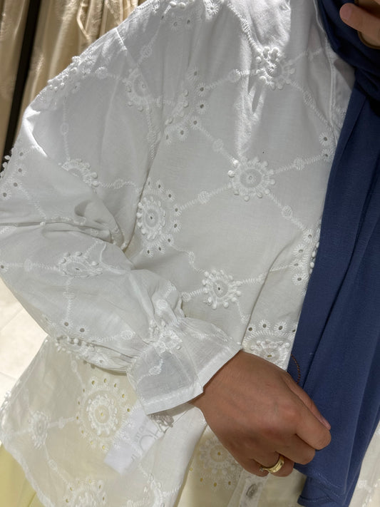 Broderie blouse