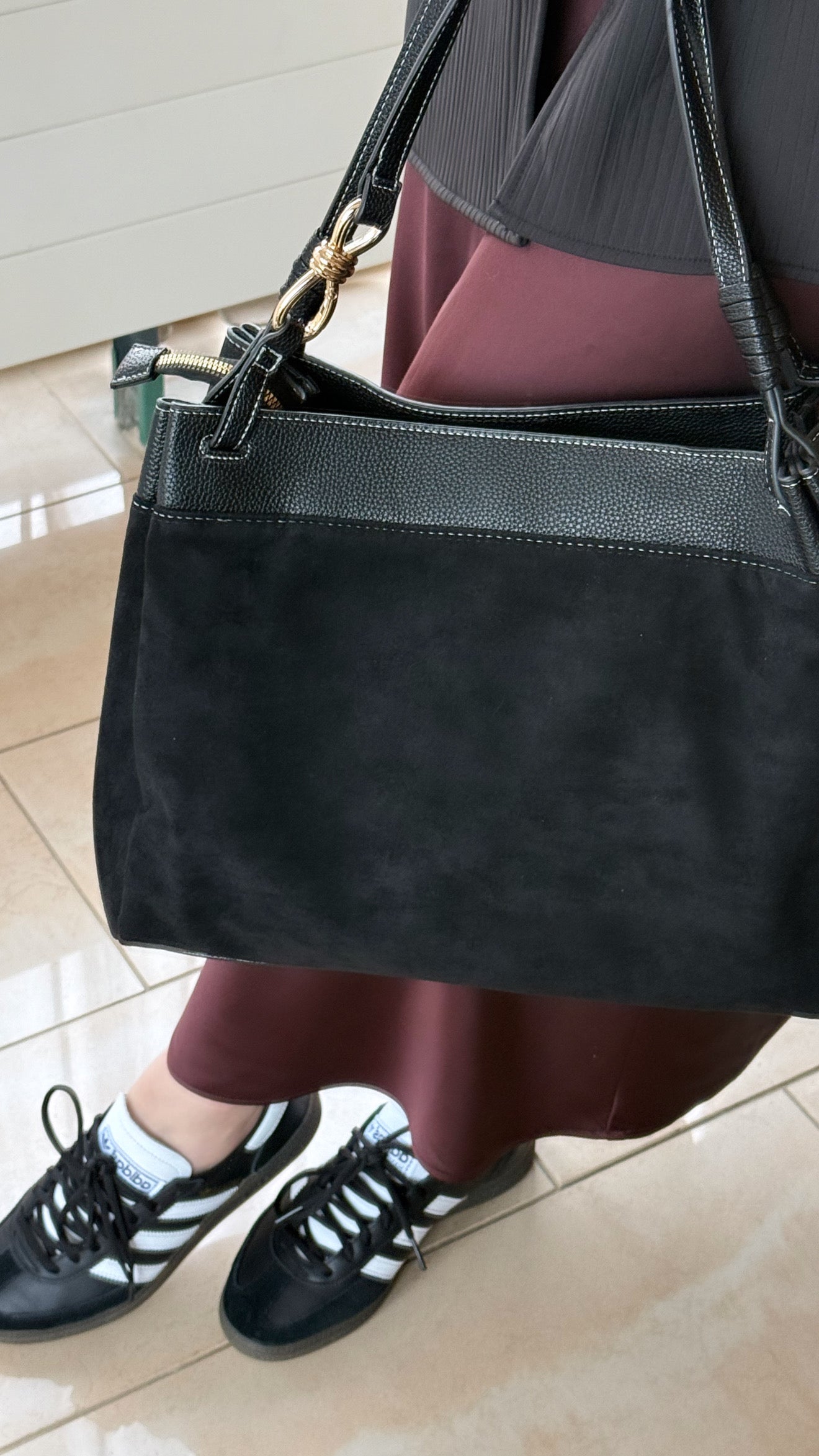 Elegante zwarte schoudertas- suède look